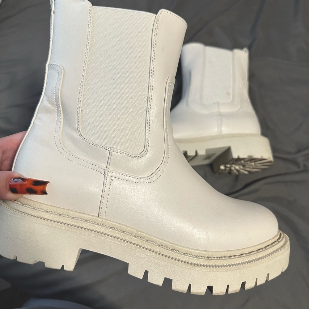Chunky sole boots 🤍